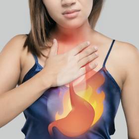 Gyomorégés nélkül: természetes reflux-kezelés fehér akác teával és további 4 hasznos gyógynövénnyel