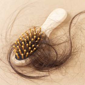 Őszi hajhullás? Mit tud egy koffeines–vitaminos sampon és mit ne várjon tőle